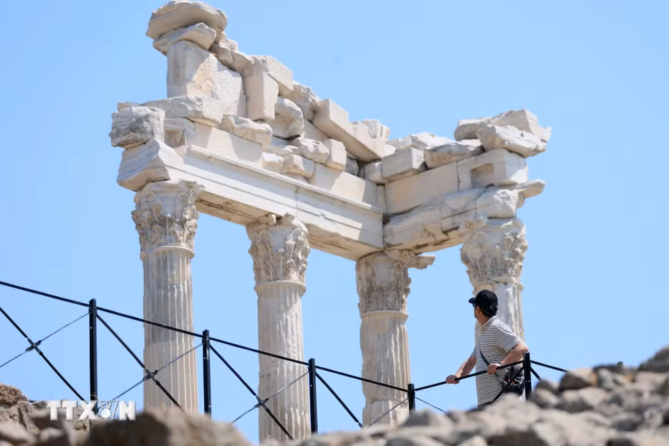 Du khách tham quan thành cổ Bergama ở lưu vực Bakircay, tỉnh Izmir, Thổ Nhĩ Kỳ. (Ảnh: THX/TTXVN phát)