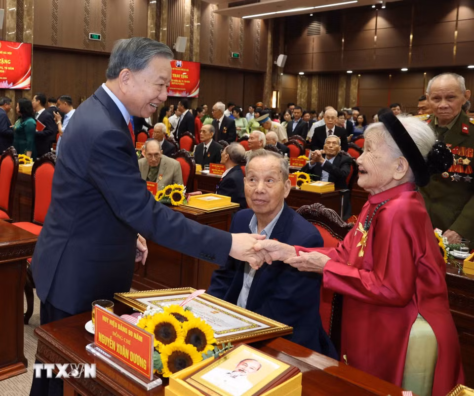 Tổng Bí thư, Chủ tịch nước Tô Lâm với các đảng viên lão thành nhận Huy hiệu Đảng. (Ảnh: Thống Nhất/TTXVN)