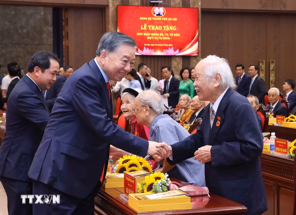 Tổng Bí thư, Chủ tịch nước Tô Lâm với các đảng viên lão thành nhận Huy hiệu Đảng. (Ảnh: Văn Điệp/TTXVN)