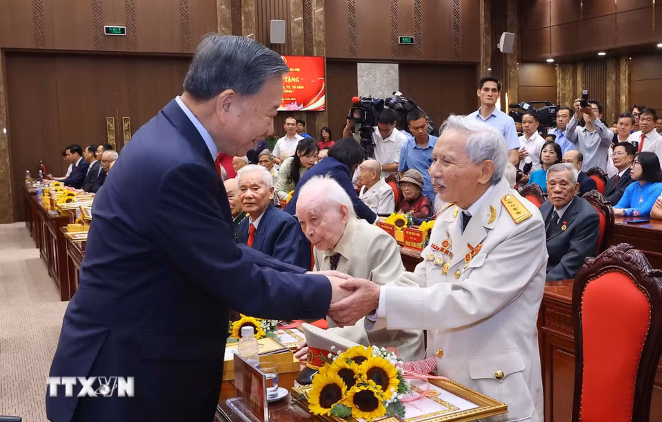 Tổng Bí thư, Chủ tịch Nước Tô Lâm trao Giấy chứng nhận, tặng hoa, quà cho các đảng viên lão thành. (Ảnh: Văn Điệp/TTXVN)