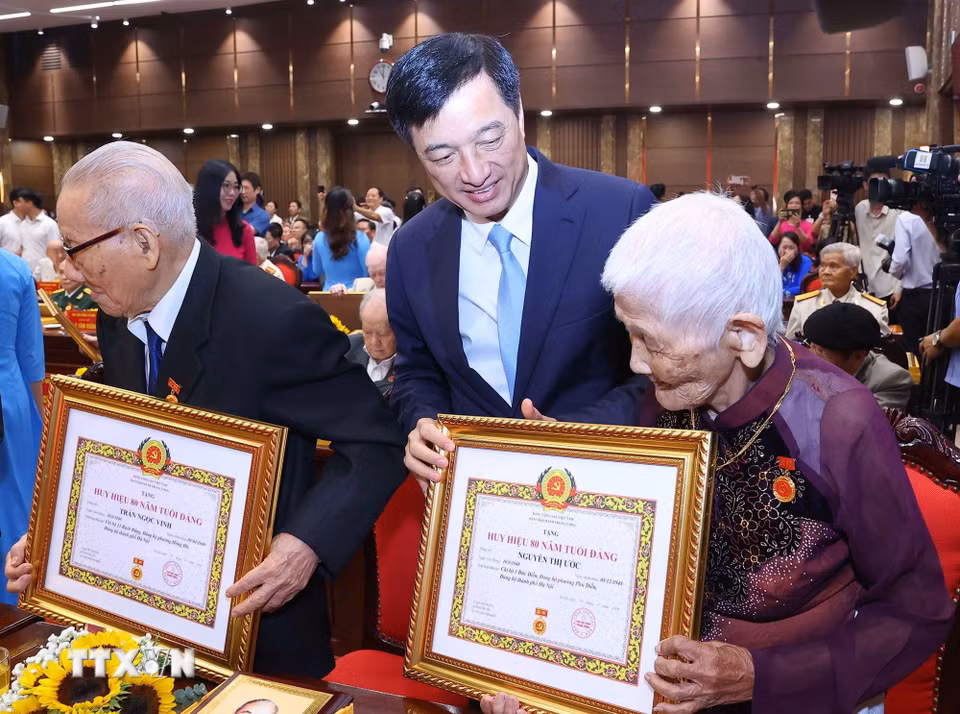 Đồng chí Nguyễn Duy Ngọc, Ủy viên Bộ Chính trị, Bí thư Trung ương Đảng, Trưởng Ban Tổ chức Trung ương trao Huy hiệu Đảng, chúc mừng các đảng viên lão thành. (Ảnh: Văn Điệp/TTXVN)