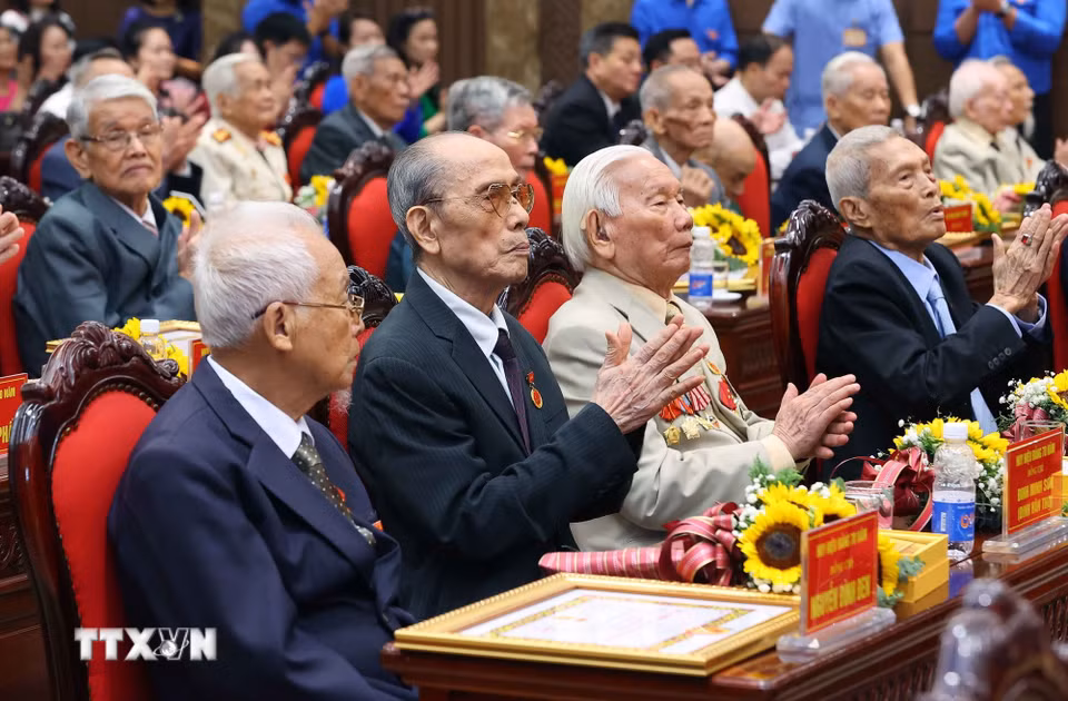 Các đảng viên lão thành được trao tặng Huy hiệu 80, 75, 70 năm tuổi Đảng dự buổi lễ. (Ảnh: Văn Điệp/TTXVN)