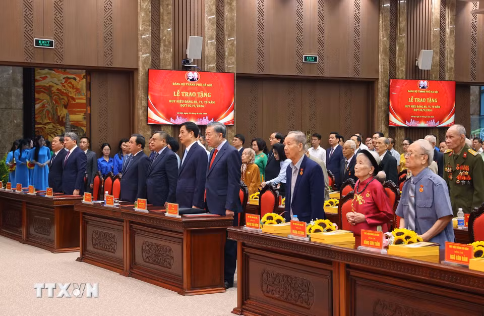 Các đại biểu thực hiện nghi lễ chào cờ. (Ảnh: Văn Điệp/TTXVN) ​