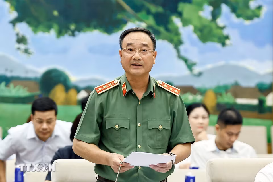 Thượng tướng Phạm Thế Tùng, Thứ trưởng Bộ Công an thuyết trình về nội dung cơ bản của dự thảo. (Ảnh: Doãn Tấn/TTXVN)