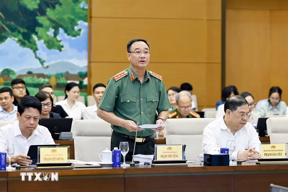 Thượng tướng Phạm Thế Tùng, Thứ trưởng Bộ Công an thuyết trình về nội dung cơ bản của dự thảo. (Ảnh: Doãn Tấn/TTXVN)