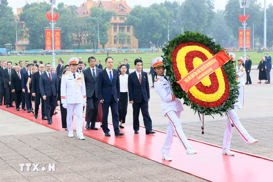 Đoàn Ngoại giao tại Việt Nam đến đặt vòng hoa và vào Lăng viếng Chủ tịch Hồ Chí Minh. (Ảnh: An Đăng/TTXVN)