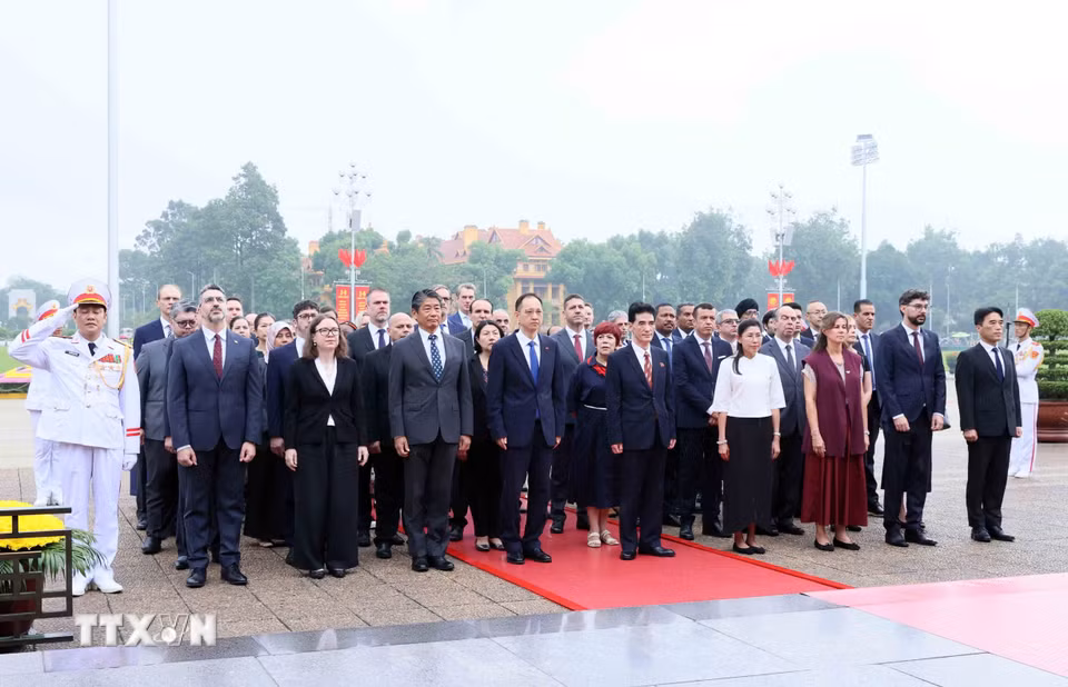 Đoàn Ngoại giao tại Việt Nam tưởng nhớ Chủ tịch Hồ Chí Minh. (Ảnh: An Đăng/TTXVN)