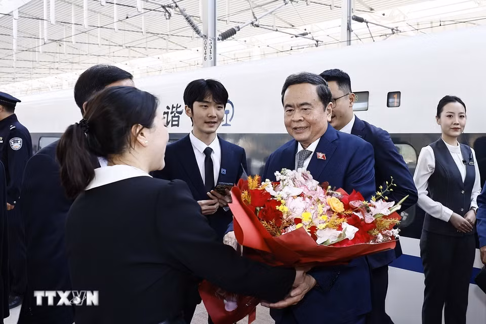 Lãnh đạo thành phố Diên An, tỉnh Thiểm Tây đón Chủ tịch Quốc hội Trần Thanh Mẫn tại ga Diên An. (Ảnh: Doãn Tấn/TTXVN)