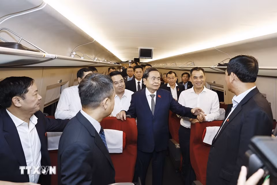 Chủ tịch Quốc hội Trần Thanh Mẫn và Đoàn đại biểu cấp cao Việt Nam trên chuyến tàu cao tốc từ thành phố Tây An đến thành phố Diên An, tỉnh Thiểm Tây. (Ảnh: Doãn Tấn/TTXVN)