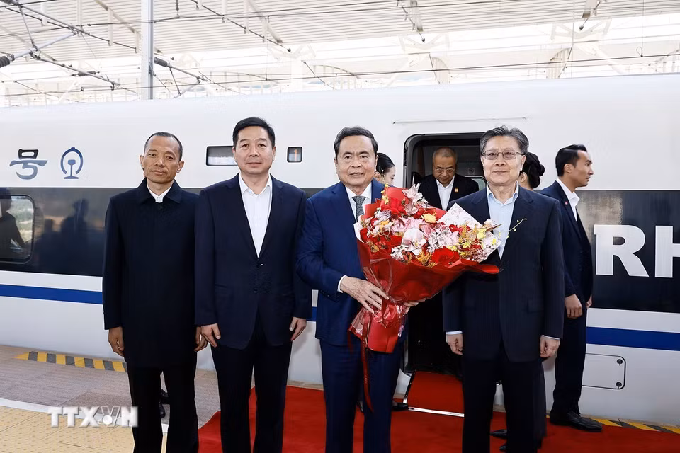 Lãnh đạo thành phố Diên An, tỉnh Thiểm Tây đón Chủ tịch Quốc hội Trần Thanh Mẫn tại ga Diên An. (Ảnh: Doãn Tấn/TTXVN)