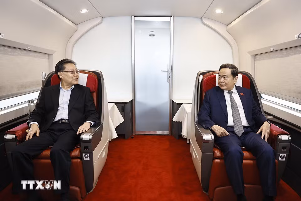 Chủ tịch Quốc hội Trần Thanh Mẫn trải nghiệm tàu cao tốc từ thành phố Tây An đến thành phố Diên An, tỉnh Thiểm Tây. (Ảnh: Doãn Tấn/TTXVN)