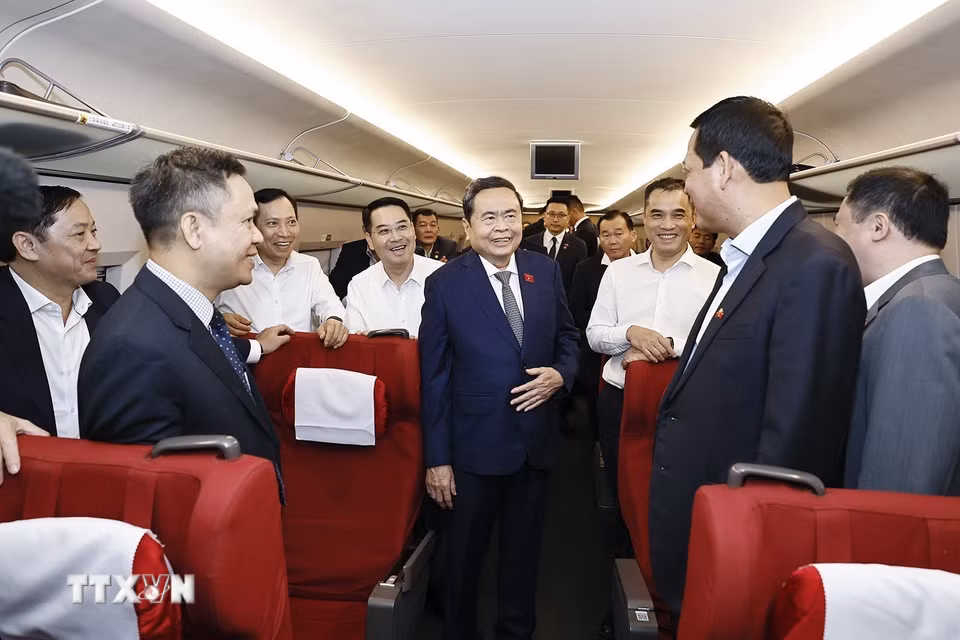 Chủ tịch Quốc hội Trần Thanh Mẫn và Đoàn đại biểu cấp cao Việt Nam trên chuyến tàu cao tốc từ ga Tây An Bắc đến ga Diên An, thành phố Diên An, tỉnh Thiểm Tây. (Ảnh: Doãn Tấn/TTXVN)