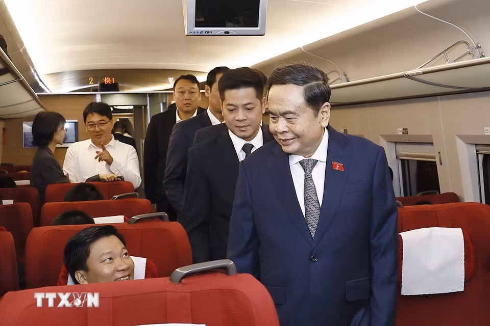 Chủ tịch Quốc hội Trần Thanh Mẫn và Đoàn đại biểu cấp cao Việt Nam trải nghiệm tàu cao tốc từ thành phố Tây An đến thành phố Diên An, tỉnh Thiểm Tây. (Ảnh: Doãn Tấn/TTXVN)