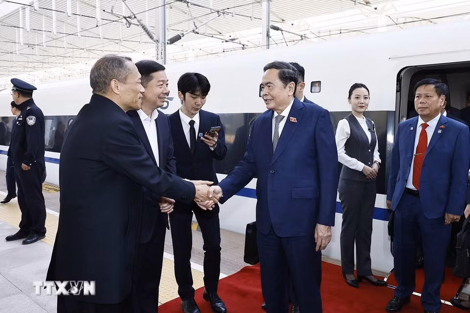 Lãnh đạo thành phố Diên An, tỉnh Thiểm Tây đón Chủ tịch Quốc hội Trần Thanh Mẫn tại ga Diên An. (Ảnh: Doãn Tấn/TTXVN) ​ ​