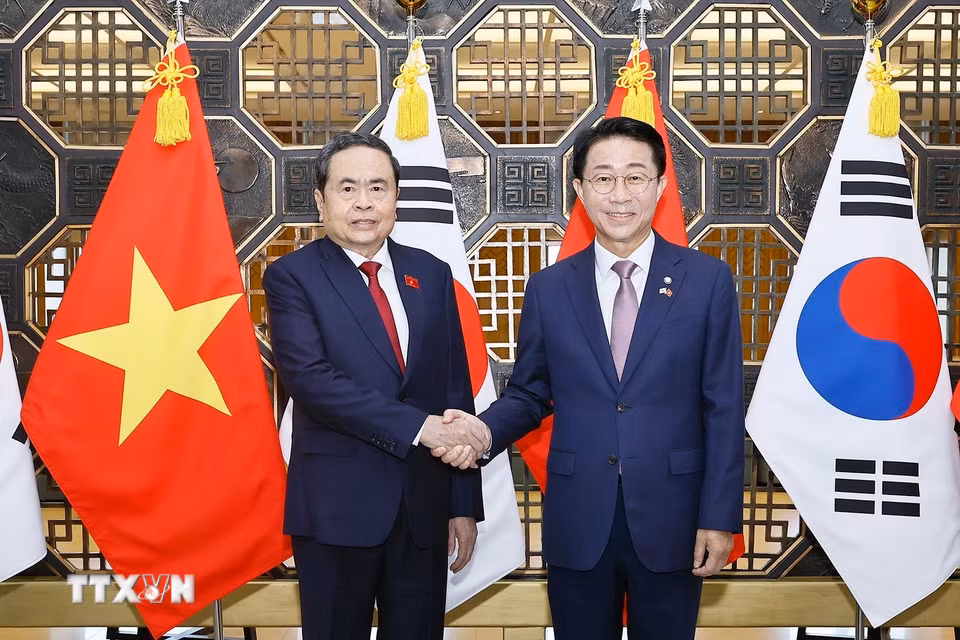 Chủ tịch Quốc hội Trần Thanh Mẫn và Chủ tịch Quốc hội Hàn Quốc Cho Jeong Sik chụp ảnh chung. (Ảnh: Doãn Tấn/TTXVN)