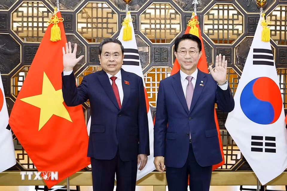 Chủ tịch Quốc hội Trần Thanh Mẫn và Chủ tịch Quốc hội Hàn Quốc Cho Jeong Sik chụp ảnh chung. (Ảnh: Doãn Tấn/TTXVN)