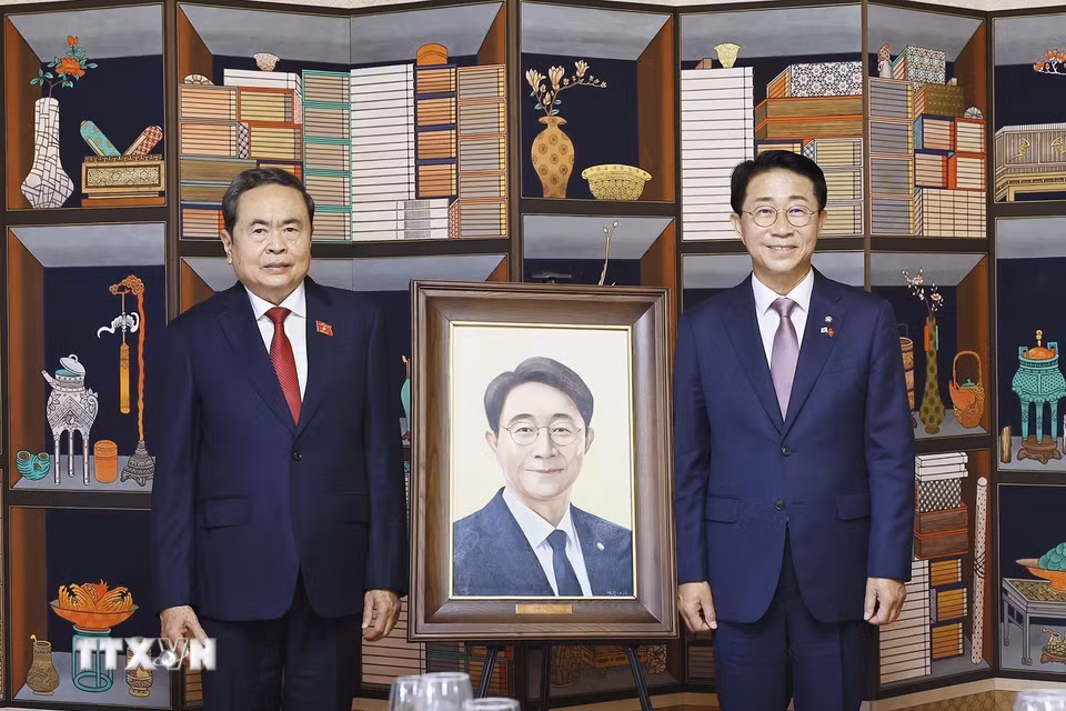 Chủ tịch Quốc hội Trần Thanh Mẫn tặng bức tranh sơn dầu chân dung của Chủ tịch Quốc hội Hàn Quốc Cho Jeong Sik. (Ảnh: Doãn Tấn/TTXVN)