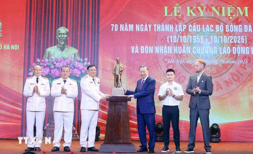 Tổng Bí thư, Chủ tịch nước Tô Lâm tặng bức tượng Chủ tịch Hồ Chí Minh cho Câu lạc bộ bóng đá Công an Hà Nội. (Ảnh: Phạm Kiên/TTXVN)