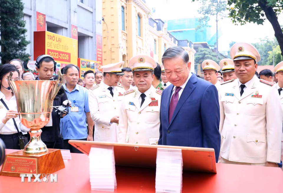 Tổng Bí thư, Chủ tịch nước Tô Lâm tham quan khu trưng bày thành tích 70 năm của Câu lạc bộ bóng đá Công an Hà Nội. (Ảnh: Phạm Kiên/TTXVN)