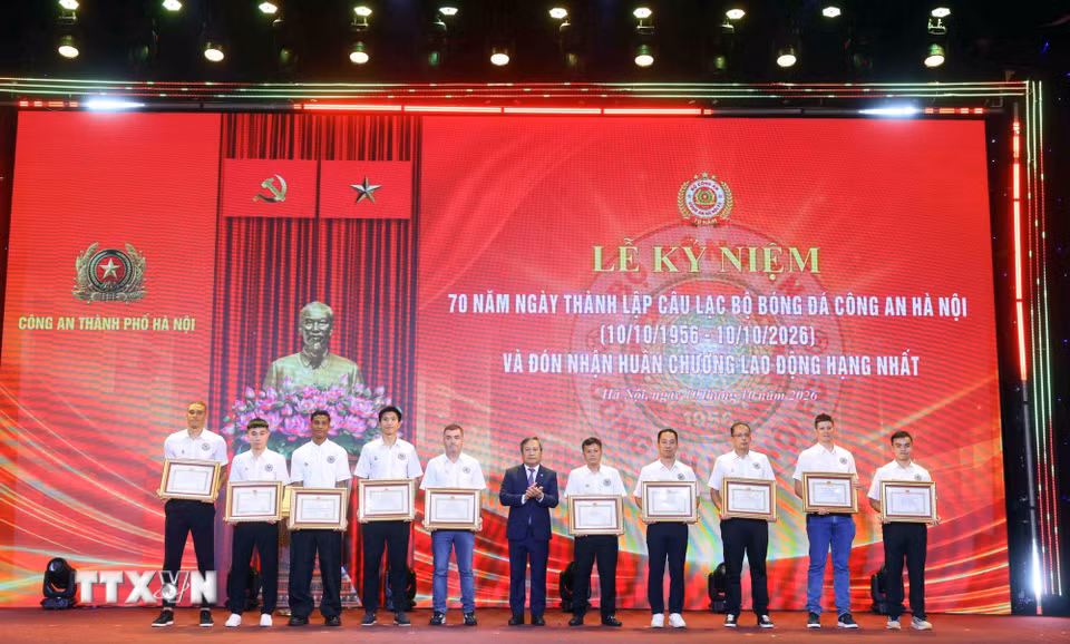 Chủ tịch Ủy ban Nhân dân thành phố Hà Nội Vũ Đại Thắng trao tặng Bằng khen cho các cầu thủ CLB bóng đá Công an Hà Nội có thành tích xuất sắc. (Ảnh: Phạm Kiên/TTXVN)