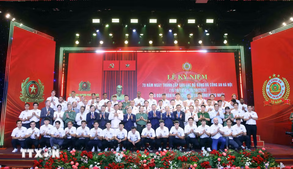 Tổng Bí thư, Chủ tịch nước Tô Lâm với Ban Giám đốc, Ban lãnh đạo và các cầu thủ Câu lạc bộ bóng đá Công an Hà Nội. (Ảnh: Phạm Kiên/TTXVN)