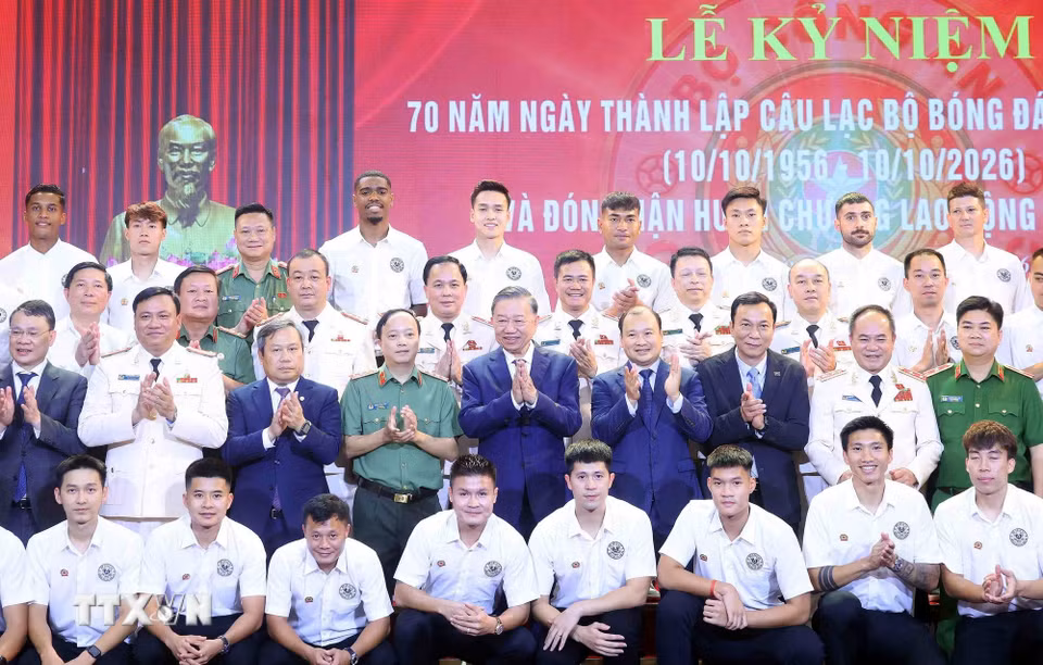 Tổng Bí thư, Chủ tịch nước Tô Lâm với Ban Giám đốc, Ban lãnh đạo và các cầu thủ Câu lạc bộ bóng đá Công an Hà Nội. (Ảnh: Phạm Kiên/TTXVN)