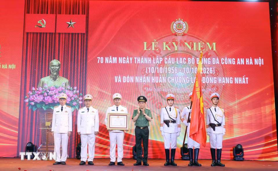 Đại tướng Lương Tam Quang, Ủy viên Bộ Chính trị, Bộ trưởng Bộ Công an trao Huân chương Lao động hạng Nhất của Chủ tịch nước tặng CLB bóng đá Công an Hà Nội. (Ảnh: Phạm Kiên/TTXVN)