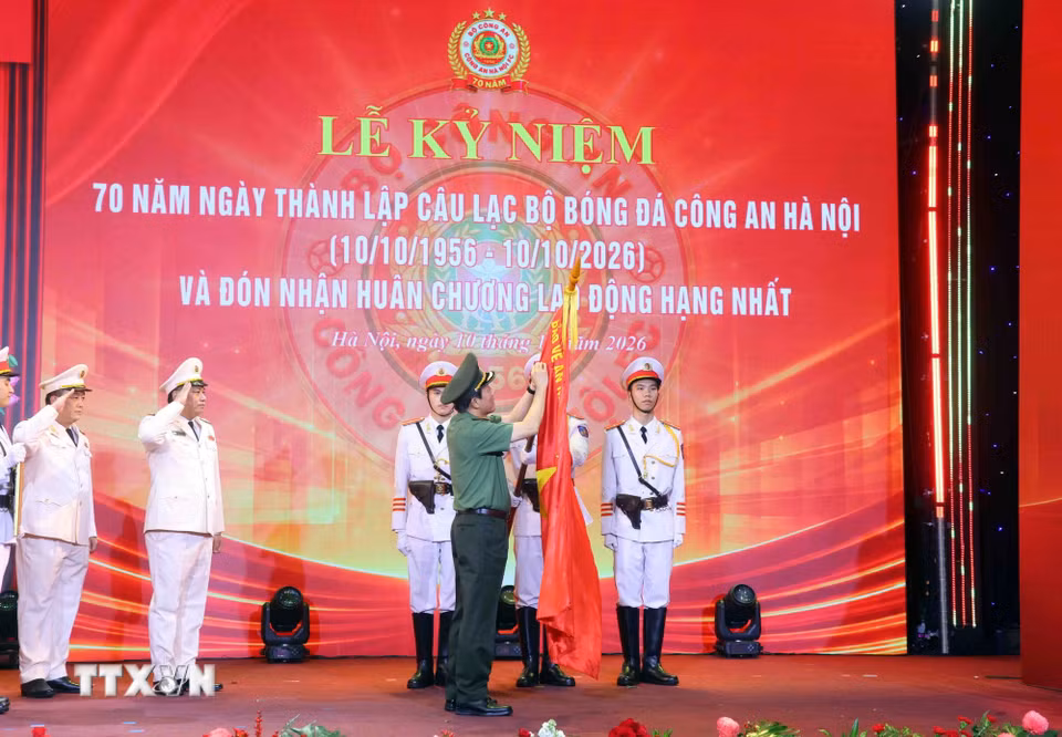 Đại tướng Lương Tam Quang, Ủy viên Bộ Chính trị, Bộ trưởng Bộ Công an trao Huân chương Lao động hạng Nhất của Chủ tịch nước tặng Câu lạc bộ bóng đá Công an Hà Nội. (Ảnh: Phạm Kiên/TTXVN)