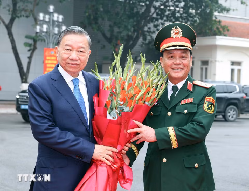 Trung tướng Đào Văn Nhận, Ủy viên Ban Thường vụ Thành ủy, Tư lệnh Bộ Tư lệnh Thủ đô Hà Nội tặng hoa, chào đón Tổng Bí thư, Chủ tịch nước Tô Lâm đến dự buổi lễ. (Ảnh: Thống Nhất/TTXVN)