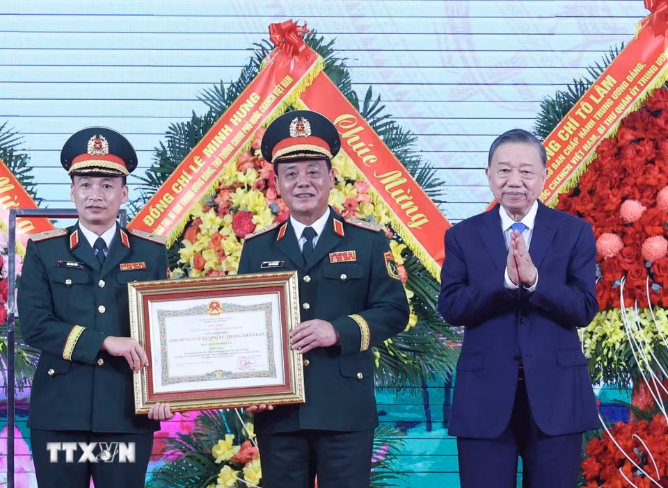 Tổng Bí thư, Chủ tịch nước Tô Lâm trao Danh hiệu Anh hùng Lực lượng Vũ trang Nhân dân tặng Bộ Tư lệnh Thủ đô Hà Nội. (Ảnh: Thống Nhất/TTXVN)