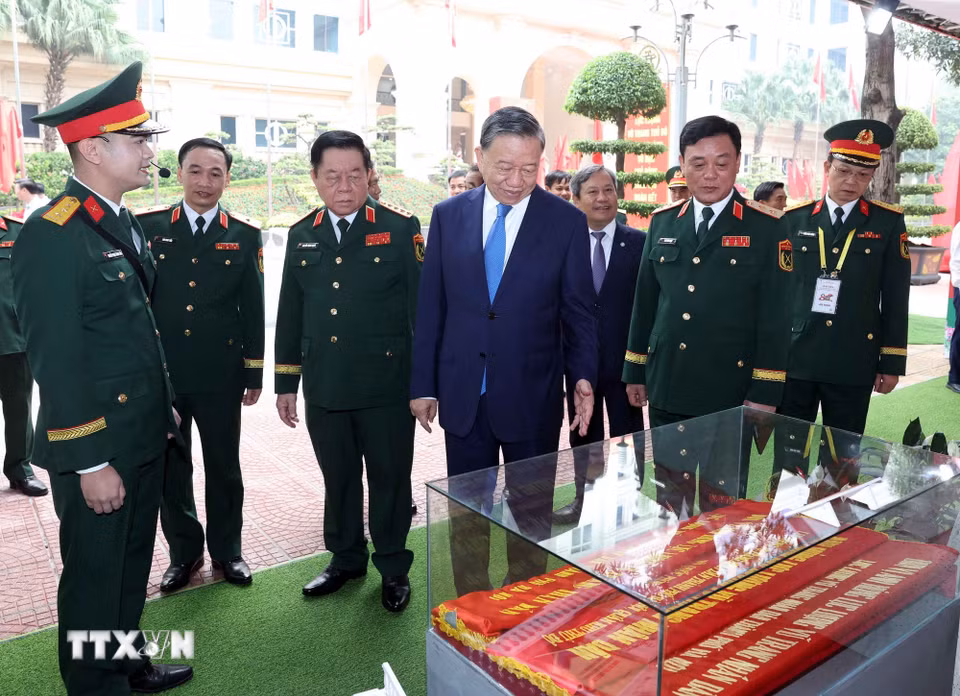 Tổng Bí thư, Chủ tịch nước Tô Lâm và đại biểu xem các tư liệu, hiện vật truyền thống của Lực lượng vũ trang Thủ đô. (Ảnh: Thống Nhất/TTXVN)