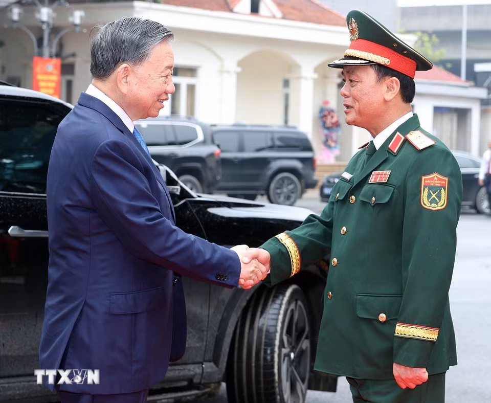 Trung tướng Đào Văn Nhận, Ủy viên Ban Thường vụ Thành ủy, Tư lệnh Bộ Tư lệnh Thủ đô Hà Nội đón Tổng Bí thư, Chủ tịch nước Tô Lâm đến dự buổi lễ. (Ảnh: Thống Nhất/TTXVN)