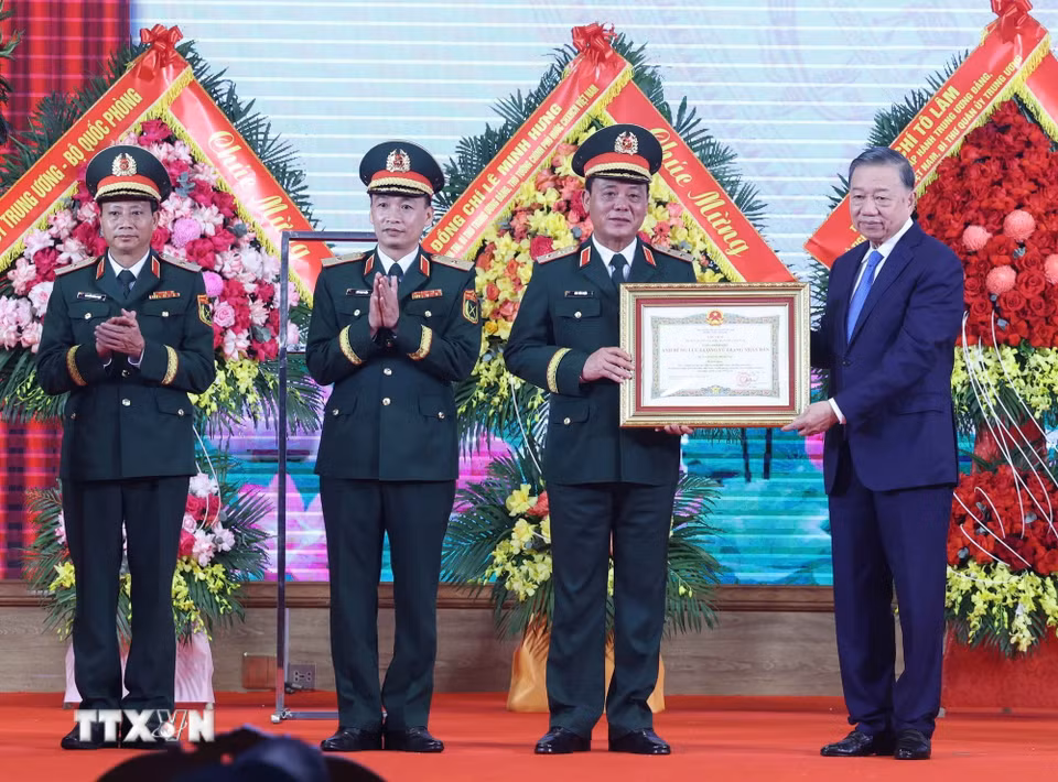 Tổng Bí thư, Chủ tịch nước Tô Lâm trao Danh hiệu Anh hùng Lực lượng Vũ trang Nhân dân tặng Bộ Tư lệnh Thủ đô Hà Nội. (Ảnh: Thống Nhất/TTXVN)