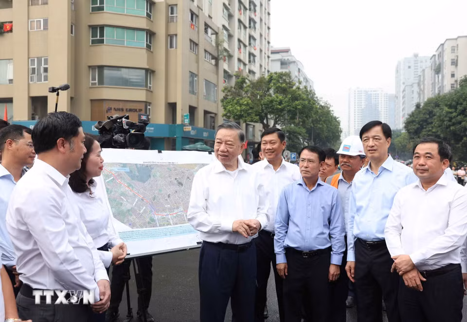 Tổng Bí thư, Chủ tịch nước Tô Lâm kiểm tra việc thực hiện dự án đường Vành đai 2,5 thuộc địa bàn phường Cầu Giấy. (Ảnh: Thống Nhất/TTXVN)