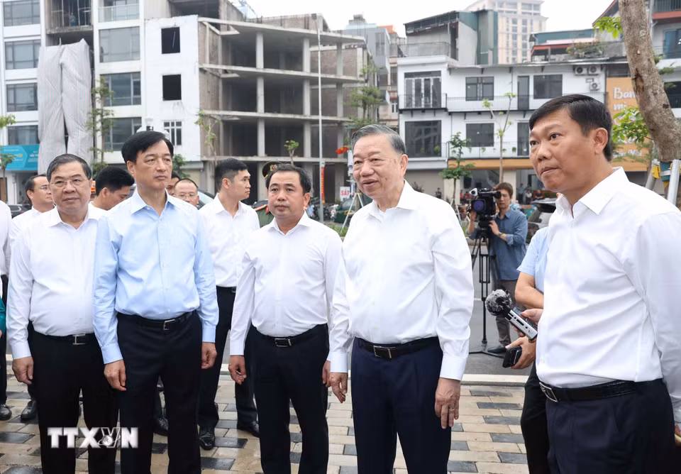 Tổng Bí thư, Chủ tịch nước Tô Lâm thị sát, kiểm tra việc thực hiện dự án đường Vành đai 1 thuộc địa bàn phường Ô Chợ Dừa. (Ảnh: Thống Nhất/TTXVN)