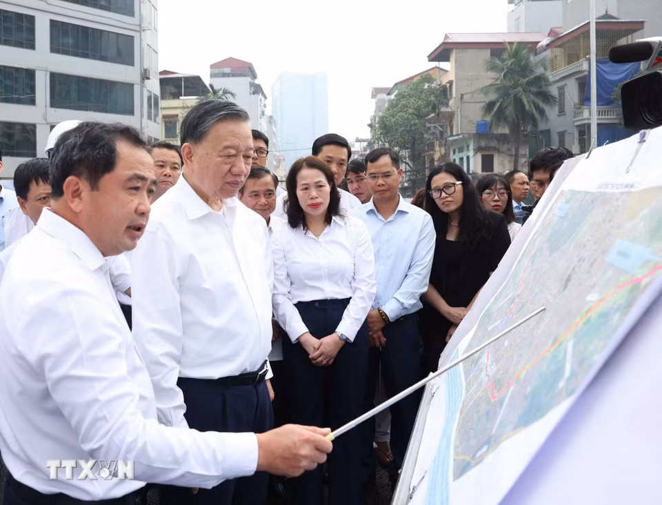 Tổng Bí thư, Chủ tịch nước Tô Lâm kiểm tra việc thực hiện dự án đường Vành đai 2,5 thuộc địa bàn phường Cầu Giấy. (Ảnh: Thống Nhất/TTXVN)
