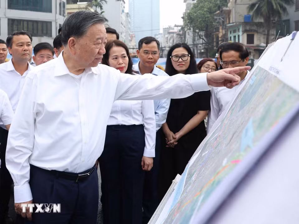 Tổng Bí thư, Chủ tịch nước Tô Lâm kiểm tra việc thực hiện dự án đường Vành đai 2,5 thuộc địa bàn phường Cầu Giấy. (Ảnh: Thống Nhất/TTXVN)
