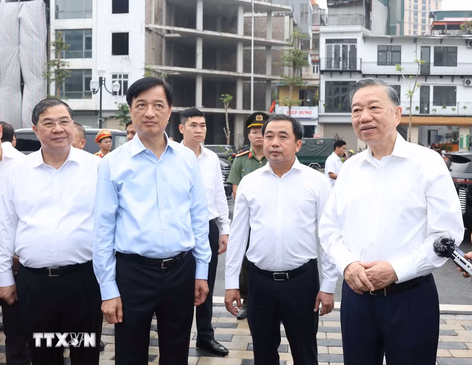 Tổng Bí thư, Chủ tịch nước Tô Lâm thị sát, kiểm tra việc thực hiện dự án đường Vành đai 1 thuộc địa bàn phường Ô Chợ Dừa. (Ảnh: Thống Nhất/TTXVN)
