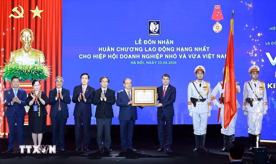 Thủ tướng Lê Minh Hưng trao Huân chương Lao động hạng Nhất cho Hiệp hội Doanh nghiệp nhỏ và vừa Việt Nam. (Ảnh: Dương Giang/TTXVN) ​