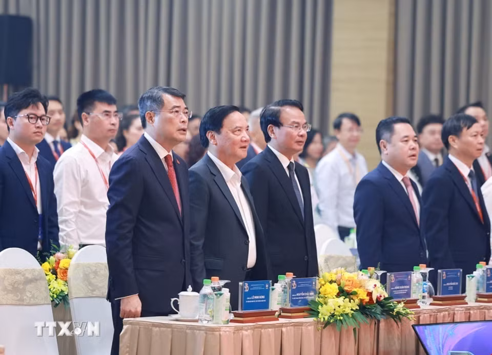 Thủ tướng Lê Minh Hưng dự Lễ kỷ niệm 20 năm thành lập Hiệp hội Doanh nghiệp nhỏ và vừa Việt Nam. (Ảnh: Dương Giang/TTXVN)