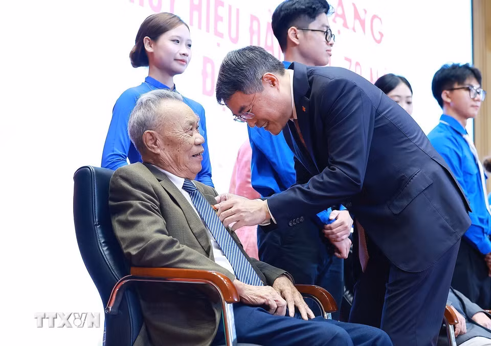 Thủ tướng Lê Minh Hưng trao tặng huy hiệu 70 năm tuổi Đảng cho các đồng chí đảng viên lão thành thuộc Đảng bộ thành phố Hải Phòng. (Ảnh: Dương Giang/TTXVN)