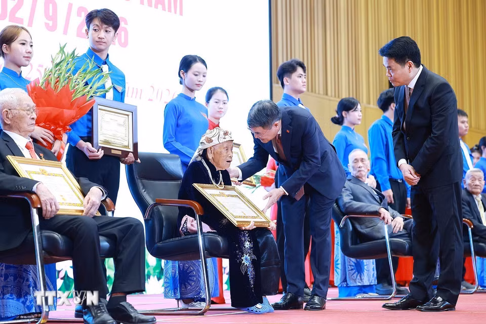 Thủ tướng Lê Minh Hưng trao tặng huy hiệu 70 năm tuổi Đảng cho các đồng chí đảng viên lão thành thuộc Đảng bộ thành phố Hải Phòng. (Ảnh: Dương Giang/TTXVN)