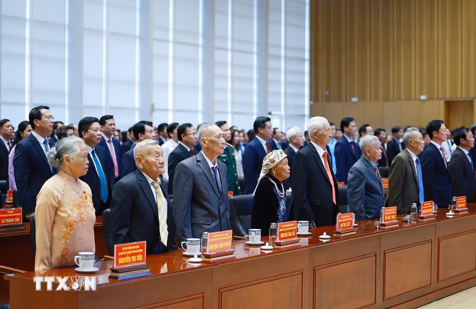 Các đồng chí Đảng viên lão thành thuộc Đảng bộ thành phố Hải Phòng tại Lễ trao tặng huy hiệu 80, 70 năm tuổi Đảng. (Ảnh: Dương Giang/TTXVN)