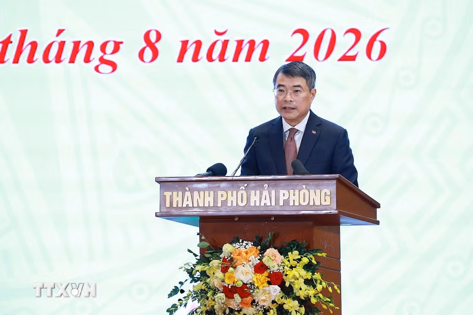 Thủ tướng Lê Minh Hưng phát biểu tại Lễ trao tặng huy hiệu 80, 70 năm tuổi Đảng cho các đồng chí đảng viên lão thành thuộc Đảng bộ thành phố Hải Phòng. (Ảnh: Dương Giang/TTXVN)