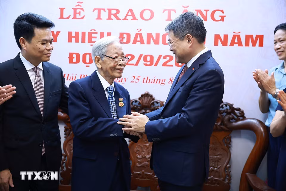Thủ tướng Lê Minh Hưng đến thăm và trao tặng huy hiệu 80 năm tuổi Đảng cho đảng viên lão thành Đoàn Thế Đính, Chi bộ Tổ dân phố Quang Trung, Đảng bộ phường Hồng Bàng, thành phố Hải Phòng. (Ảnh: Dương Giang/TTXVN)