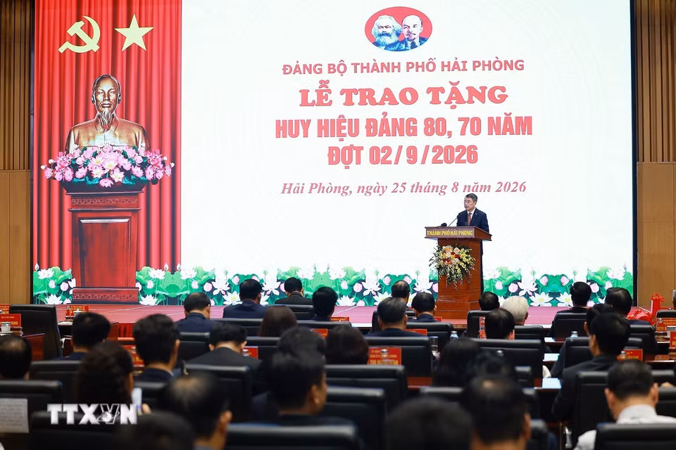 Thủ tướng Lê Minh Hưng phát biểu tại Lễ trao tặng huy hiệu 80, 70 năm tuổi Đảng cho các đồng chí đảng viên lão thành thuộc Đảng bộ thành phố Hải Phòng. (Ảnh: Dương Giang/TTXVN)