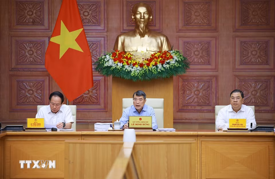 Thủ tướng Lê Minh Hưng và Phó Thủ tướng Thường trực Phạm Gia Túc, Phó Thủ tướng Lê Tiến Châu chủ trì họp về dự án Luật sửa đổi, bổ sung một số điều của Luật Đất đai; Luật Nhà ở và Luật Kinh doanh bất động sản. (Ảnh: Dương Giang/TTXVN)