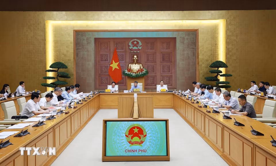 Thủ tướng Lê Minh Hưng chủ trì họp về dự án Luật sửa đổi, bổ sung một số điều của Luật Đất đai; Luật Nhà ở và Luật Kinh doanh bất động sản. (Ảnh: Dương Giang/TTXVN)