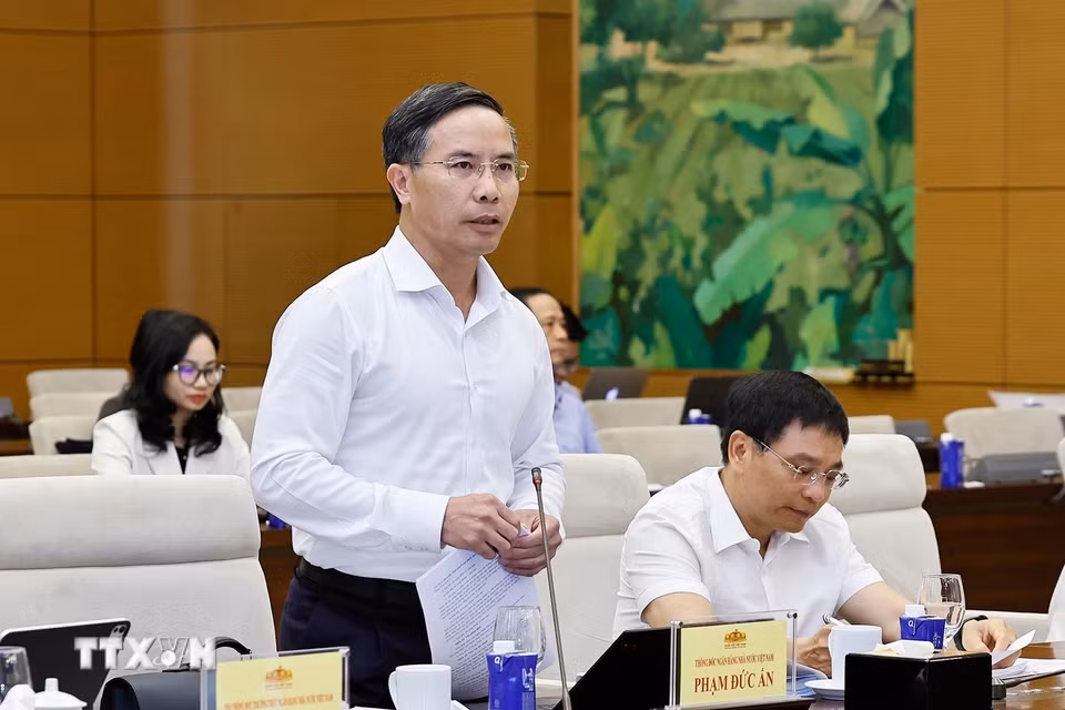 Thống đốc Ngân hàng Nhà nước Phạm Đức Ấn trình bày báo cáo tiếp thu, giải trình và chỉnh lý dự thảo. (Ảnh: Doãn Tấn/TTXVN)