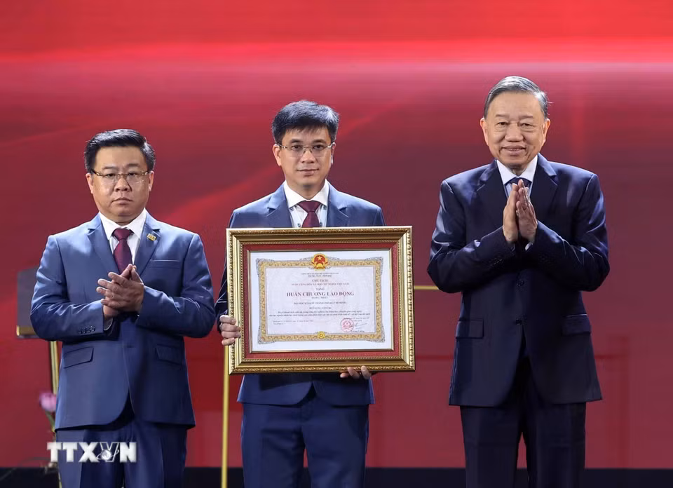 Tổng Bí thư, Chủ tịch nước Tô Lâm trao Huân chương Lao động hạng Nhất tặng Đại học Kinh tế Thành phố Hồ Chí Minh. (Ảnh: Thống Nhất/TTXVN)